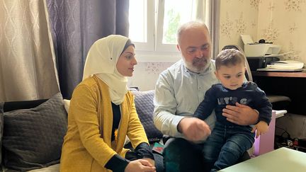 Badiah et Jamal et leur petite fille, dans leur appartement d'Arras (Pas-de-Calais).&nbsp; (WILLY MOREAU / FRANCEINFO)