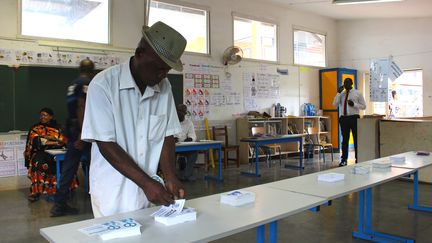 Un électeur vote à Mamoudzou (Mayotte) lors de la législative partielle le 18 mars 2018. (AFP)