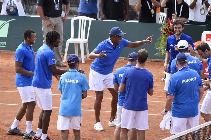 Yannick Noah au milieu de ses troupes en Guadeloupe pour quelques pas de danse (MIGUEL MEDINA / AFP)