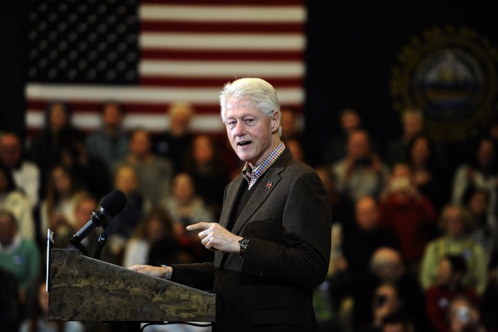 Bill Clinton fait pour la première fois campagne en solo pour sa femme Hillary, lors d'un meeting à Nashua (New Hampshire,&nbsp;Etats-Unis), le 4 janvier 2016. (DENNIS VAN TINE / GEISLER-FOTOPRES / AFP)