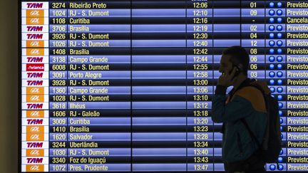 Touriste en transit dans un aéroport brésilien. (MIGUEL SCHINCARIOL / AFP)