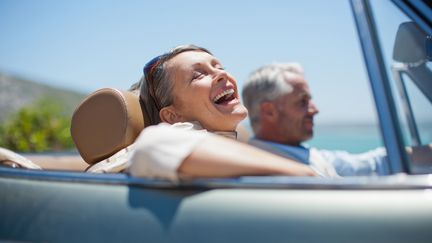 Pour &ecirc;tre aussi zen, cette vacanci&egrave;re a forc&eacute;ment lu cet article. (SAM EDWARDS / OJO IMAGES RF / GETTY IMAGES)