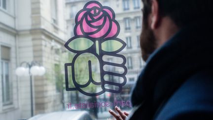 Le&nbsp;logo&nbsp;du&nbsp;PS, "le poing et la&nbsp;rose", sur la porte du siège historique de la rue de Solférino, que le Parti socialiste a définitivemelnt quitté vendredi 12 octobre. (AURELIEN MORISSARD / MAXPPP)