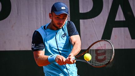 Enzo Couacaud lors du premier tour des qualifications de Roland-Garros, le 17 mai 2022. (MATTHIEU MIRVILLE / AFP)