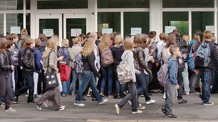 Des &eacute;l&egrave;ves du coll&egrave;ge Jean-Mermoz, le 2 septembre 2009, jour de rentr&eacute;e des classes, &agrave; Faches-Thumesnil (Nord). (PHILIPPE HUGUEN / AFP)