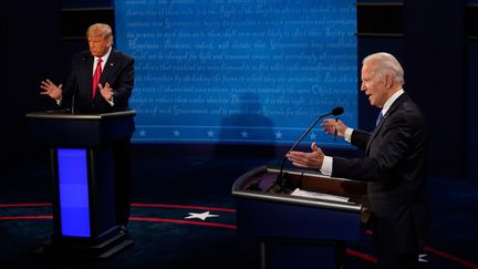 Donald Trump et Joe Biden lors du débat présidentiel à Nashville (Tennessee), le 22 octobre 2020 (MORRY GASH / POOL)