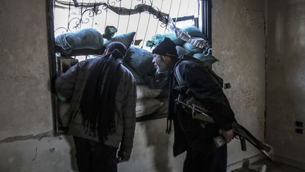 Des combattants de l'Arm&eacute;e syrienne libre, &agrave; Damas (Syrie), le 16 f&eacute;vrier 2015.&nbsp; (AMMAR EL BUSHY / ANADOLU AGENCY / AFP)