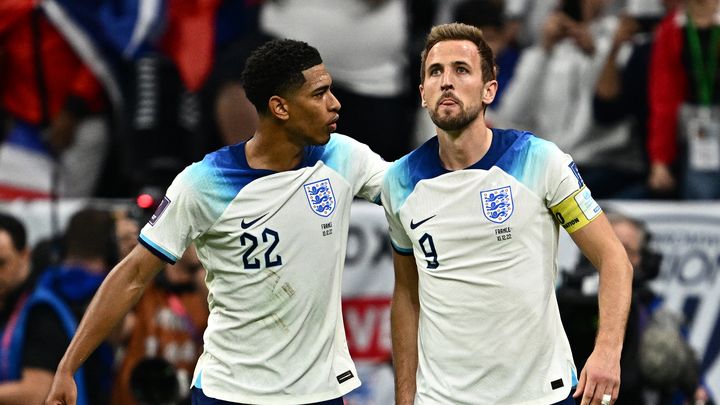 Jude Bellingham et Harry Kane sous le maillot de l'Angleterre lors de la Coupe du monde, le 10 décembre 2022. (GABRIEL BOUYS / AFP)