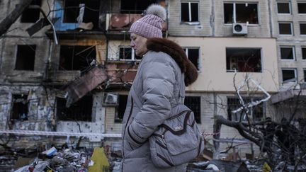 Des immeubles ravagés par une attaque russe à Kiev (Ukraine), le 14 mars 2022.&nbsp; (ALEJANDRO MARTINEZ / ANADOLU AGENCY / AFP)