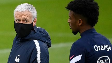 Le sélectionneur Didier Deschamps et Kingsley Coman lors d'une séance d'entrainement à Clairefontaine, lundi 22 mars 2021.  (FRANCK FIFE / AFP)