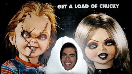 L'acteur am&eacute;ricain Eli Roth pose au milieu des personnages du film "Chucky", lors du festival du film d'horreur &agrave; Los Angeles en Californie. (BARRY KING / WIRELMAGE / GETTY IMAGES)