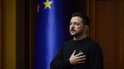 Le président ukrainien Volodymyr Zelensky écoute l'hymne national avant de s'adresser aux membres du Parlement à Kiev, le 19 novembre 2024. (UKRAINIAN PRESIDENTIAL PRESS SER / AFP)