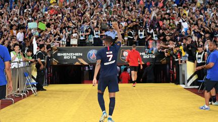 Mbappé face à la foule de Shenzhen en août 2019 (LIANG XU / XINHUA)