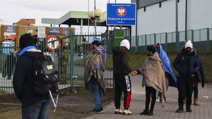 Des ressortissants indiens et africains sont arrivés le 1er mars 2022 à Medyka en Pologne,&nbsp;ville frontalière de l'Ukraine. (BEATA ZAWRZEL / ANADOLU AGENCY)