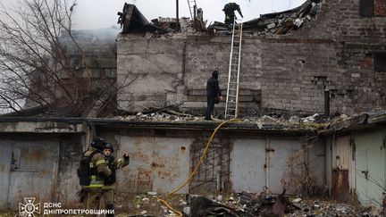 Des pompiers ukrainiens sur les lieux d'une attaque aérienne, à Dnipro, le 21 novembre 2024. (STATE EMERGENCY SERVICE OF UKRAIN  / AFP)