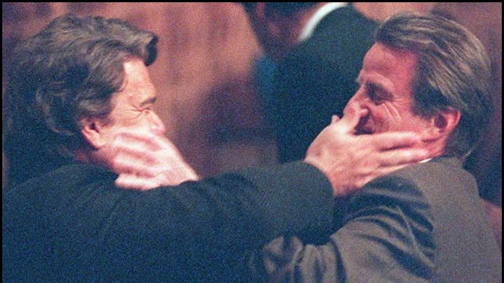 L'eurod&eacute;put&eacute; Bernard Tapie&nbsp;et son coll&egrave;gue Bernard Kouchner, le 14 janvier 1997 dans l'h&eacute;micycle du parlement europ&eacute;en, &agrave; Strasbourg (Haut-Rhin). (DAMIEN MEYER / AFP)