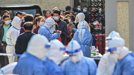 A Shanghai, les soignants testent massivement la population (HECTOR RETAMAL / AFP)