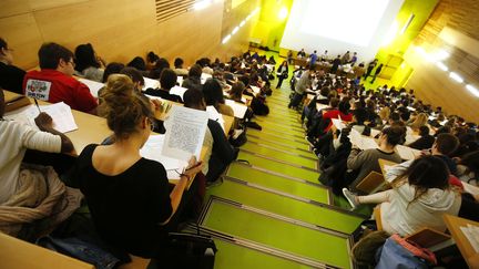 Des étudiants suivent un cours dans un amphithéâtre de la faculté de médecine de Paris, le 27 janvier 2016. (MAXPPP)