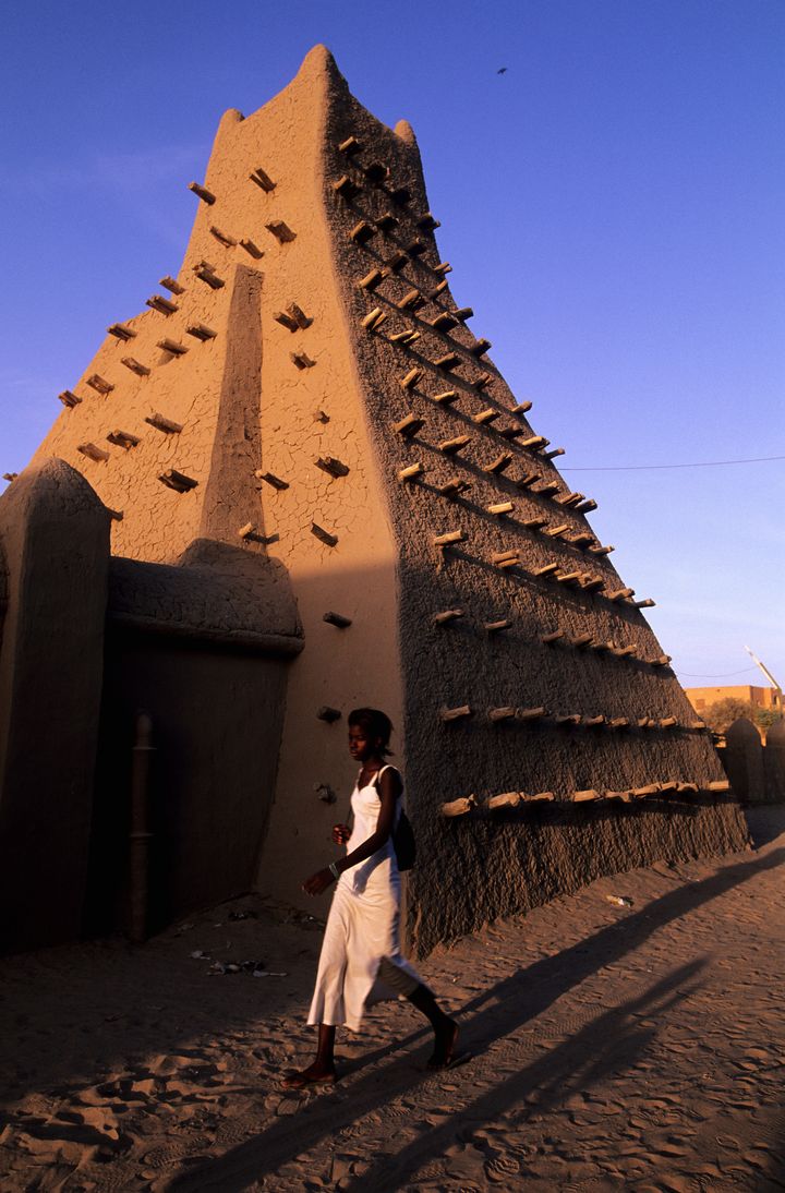 La mosquée de Sankoré à Tombouctou (Mali), bâtie au XIVe siècle. Au XVIe, l’imam Al Aqib fit démolir le sanctuaire et le fit reconstruire en lui donnant les dimensions de la Kaaba de la Mecque. L'édifice a été classé en 2008 au Patrimoine mondial de l'Unesco.
 (GUIZIOU FRANCK / HEMIS.FR)