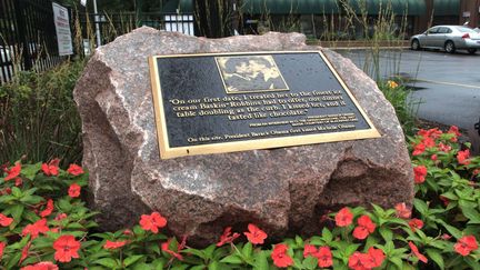 Les propri&eacute;taires d'un centre commercial de Chicago&nbsp;(Illinois) ont souhait&eacute; comm&eacute;morer par ce bloc de granit rose l'endroit o&ugrave; Barack et Michelle Obama se sont embrass&eacute;s la premi&egrave;re fois. Apr&egrave;s &ecirc;tre all&eacute;s d&eacute;jeuner chez Subway ? (CHARLES REX ARBOGAST / AP / SIPA)