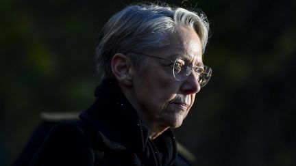 Le Premier ministre français Elisabeth Borne assiste à une cérémonie au café-bar "Bonne Biere" à Paris, le 13 novembre 2022, pour rendre hommage aux victimes des attentats du 13 novembre 2015.&nbsp; (JULIEN DE ROSA / AFP)