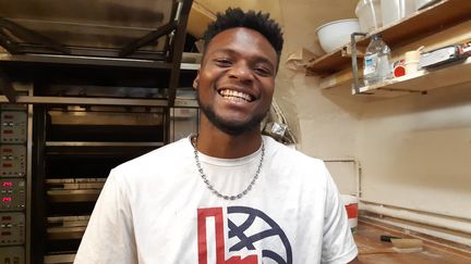 Laye Traoré, dans la boulangerie de Besançon (Doubs), le 19 janvier 2021. (ANNE FAUVARQUE / RADIO FRANCE)