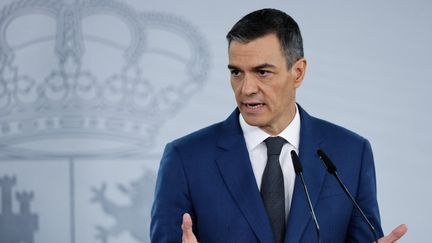 Le Premier ministre espagnol Pedro Sanchez fait des gestes lors d'une conférence de presse à l'issue de la réunion du cabinet au palais de la Moncloa à Madrid, le 5 novembre 2024. (OSCAR DEL POZO / AFP)