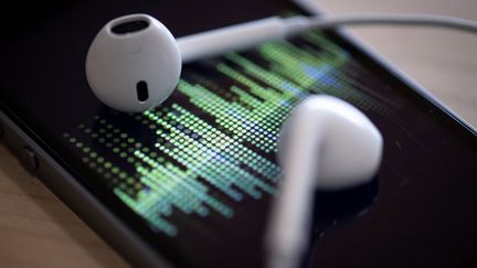 Lors de sa création il y a 15 ans, Apple Podcasts proposait près de 3 000 titres. Aujourd'hui, plusieurs millions sont disponibles sur la plateforme. (THOMAS SAMSON / AFP)