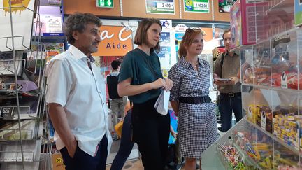 De gauche à droite, le candidat sans étiquette Mohed Altrad, l'anticapitaliste Alenka Doulain et l'écologiste Clothilde Ollier discutent avec les gérants d'un tabac-presse à Montpellier (Hérault), le 16 juin 2020. (RAPHAEL GODET / FRANCEINFO)