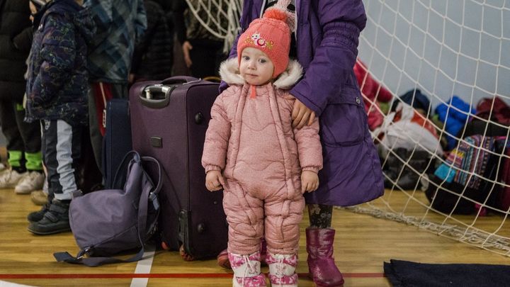 4 mars 2022 à Dnipro.&nbsp;Des civils de Kharkiv s'installent dans un centre de réfugiés&nbsp;au 9e jour des attaques russes à grande échelle en Ukraine. (ANDREA CARRUBBA / ANADOLU AGENCY VIA AFP)