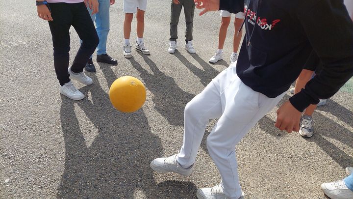 Des enfants jouent au ballon dans la cour d'un collège en Haute-Garonne, en novembre 2023. (BENJAMIN ILLY / RADIOFRANCE)