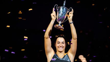 De la galère à la consécration. En chute totale ces dernières années, Caroline Garcia, pourtant 74e mondiale en janvier, termine quatrième du classement WTA 2022. Une performance dingue pour la Française, qui conclut sa saison, le 8 novembre, avec un titre au Masters, le “tournoi des reines”. (ROB PRANGE / AFP)