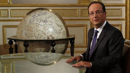 Le pr&eacute;sident de la R&eacute;publique, Fran&ccedil;ois Hollande, interrog&eacute; depuis l'Elys&eacute;e dans le cadre du journal de 20 heures de TF1, le 15 septembre 2013.&nbsp; (FRANCOIS MORI / AFP )