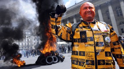 Un salari&eacute; de l'usine Continental de Clairoix (Oise) manifeste place de la Bourse &agrave; Paris, le 18 mai 2013. (STEPHANE DE SAKUTIN / AFP)