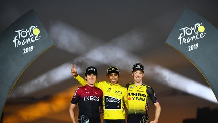 Le Colombien Egan Bernal, vainqueur de la 106e édition du Tour de France, entouré du Britannique Geraint Thomas (à gauche) et du Néelandais Steven Kruijswijk, respectivement deuxième et troisième du cassement, le 28 juillet 2019 à Paris. (MARCO BERTORELLO / AFP)