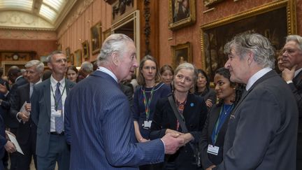 Le roi Charles III (au centre gauche) et Tony Jupiner (à droite) à Londres (Royaume-Uni). (KIN CHEUNG / POOL via AFP)