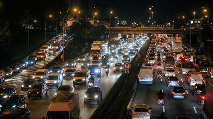 La circulation sur le boulevard péritphérique parisien de nuit. (Illustration) (LUC NOBOUT / MAXPPP)