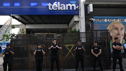 Le gouvernement argentin ferme et barricade l'agence de presse Télam par la police, à Buenos Aires, le 4 mars 2024. (LUIS ROBAYO / AFP)