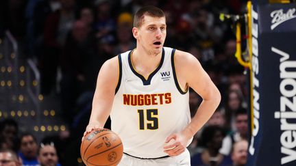 Nikola Jokic lors d'un match de Denver contre Memphis, le 7 avril 2022. (ETHAN MITO/CLARKSON CREATIVE / GETTY IMAGES NORTH AMERICA via AFP)