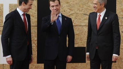 Le secrétaire général de l'Otan A.F. Rasmussen, le président russe Medvedev et José Socrates à Lisbonne (20/11/10) (AFP / Pierre-Philippe Marcou)