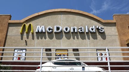 Un client attend dans la file d'attente du drive d'un restaurant McDonald's, le 22 juillet 2024, à Burbank, en Californie. (MARIO TAMA / GETTY IMAGES NORTH AMERICA / AFP)