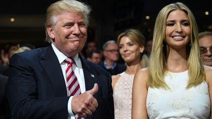 Le candidat à la présidentielle américaine Donald Trump et sa fille Ivanka, le 20 juillet 2016 lors de la convention républicaine organisée à Cleveland, dans l'Ohio. (JIM WATSON / AFP)