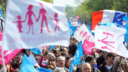 Des opposants au mariage pour tous du collectif la Manif pour tous d&eacute;filent &agrave; Paris, le 21 avril 2013. (PIERRE ANDRIEU / AFP)