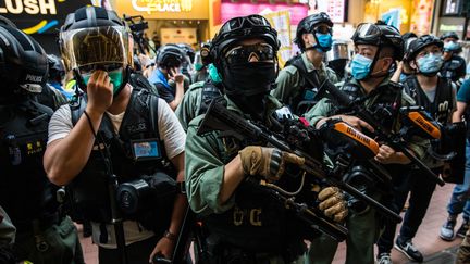 Des policiers lors d'affrontements avec des manifestants à Hong Kong, le 1er juillet 2020. (DALE DE LA REY / AFP)