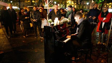 &nbsp; (Les passants se sont succédé au piano installé devant le Bataclan © Reuters/ Charles Platiau)