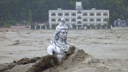 Une statue de Shiva immerg&eacute;e apr&egrave;s les inondations dans l'Etat de l'Uttarakhand (nord de l'Inde), le 17 juin 2013.&nbsp; (REUTERS )