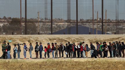 Près de 150 migrants d'Amérique centrale sont arrêtés par la patrouille des frontières, après être entrés aux États-Unis par le Rio Grande, le 3 décembre 2018. (HERIKA MARTINEZ / AFP)