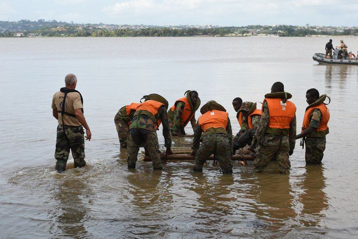 Un instructeur de l'armée française avec des soldats ivoiriens en formation au Dial (Détachement d'intervention aguerrissement lagunaire) près d'Abidjan, le 10 octobre 2017. (SIA KAMBOU / AFP)