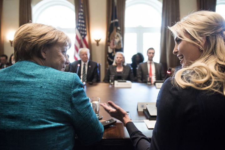 Angela Merkel et Ivanka Trump discutent lors d'une table ronde à la Maison Blanche, à Wasghinton (Etats-Unis), le 17 mars 2017. (BRENDAN SMIALOWSKI / AFP)