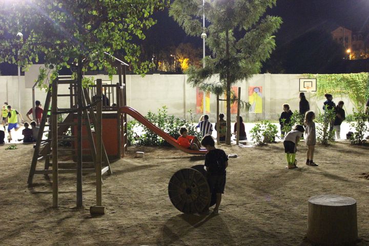 Dans la cour de l'école Dels Encants de Barcelone, dans la soirée du vendredi 29 septembre 2017. (ROBIN PRUDENT / FRANCEINFO)